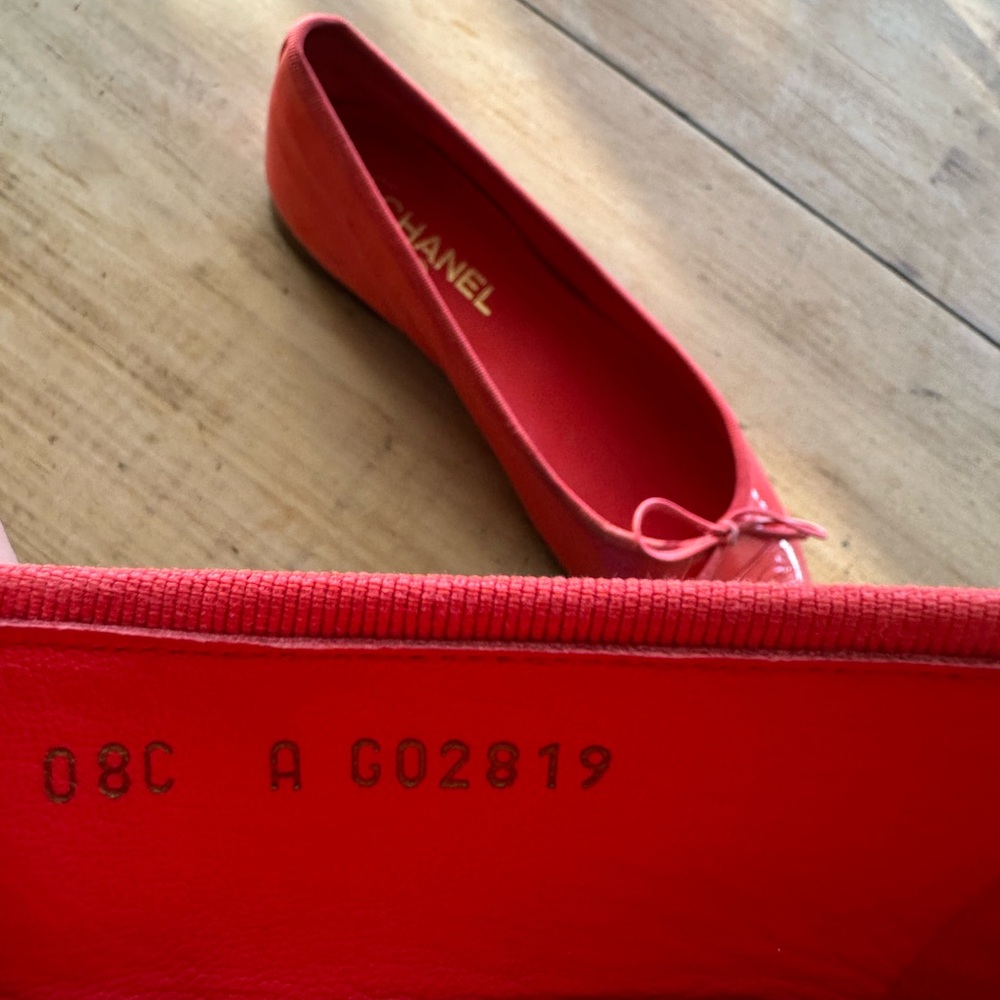 CHANEL Red Patent Leather Ballet Flats with Bow - Picture 3 of 5